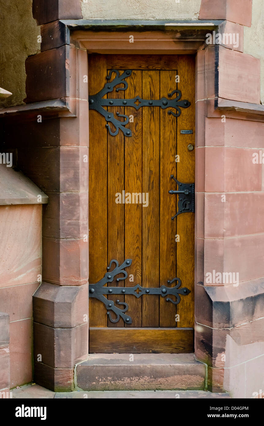 Puerta de madera con hierro forjado hardware Fotografía de stock - Alamy