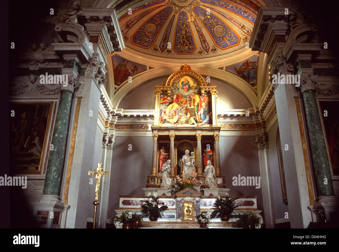 El altar el museo d'Arte Sacra POPLIGIO Pistoia Toscana Italia Foto de stock