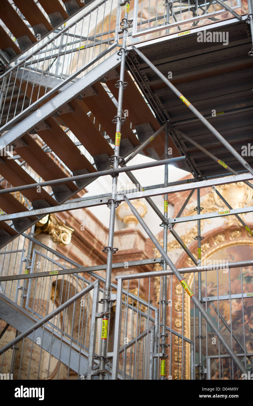 La Iglesia de San Carlos (Karlskirche) en Viena está sufriendo importantes renovaciones en octubre 5,2012 en Viena, Austria. Foto de stock