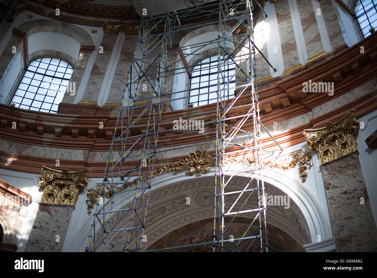 La Iglesia de San Carlos (Karlskirche) en Viena está sufriendo importantes renovaciones en octubre 5,2012 en Viena, Austria. Foto de stock