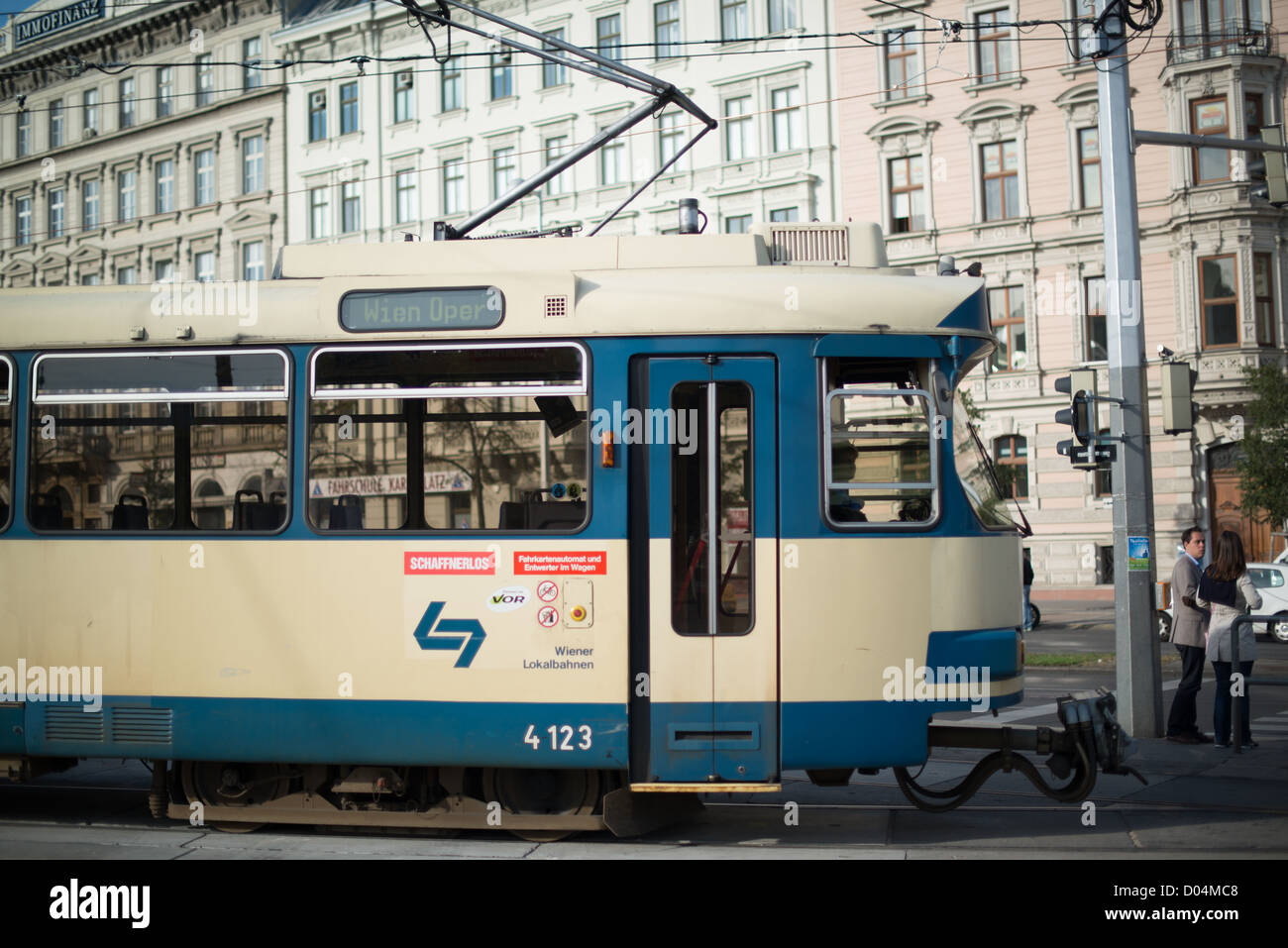 Un viejo tranvía azul está conduciendo por la ciudad rumbo a la Ópera de Viena el 5 de octubre de 2012 en Viena, Austria. Foto de stock