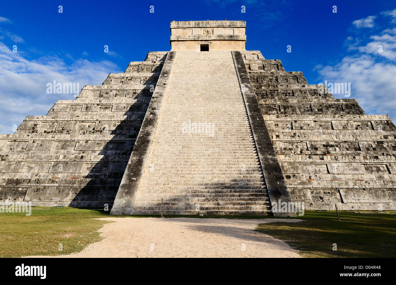 Serpiente Emplumada La pirámide de Chichen Itzá, México Fotografía de ...