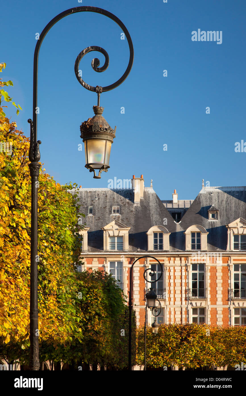 Lámparas y arquitectura en la Place des Vosge - la más antigua plaza pública en Paris, Ile-de-France, Francia Foto de stock