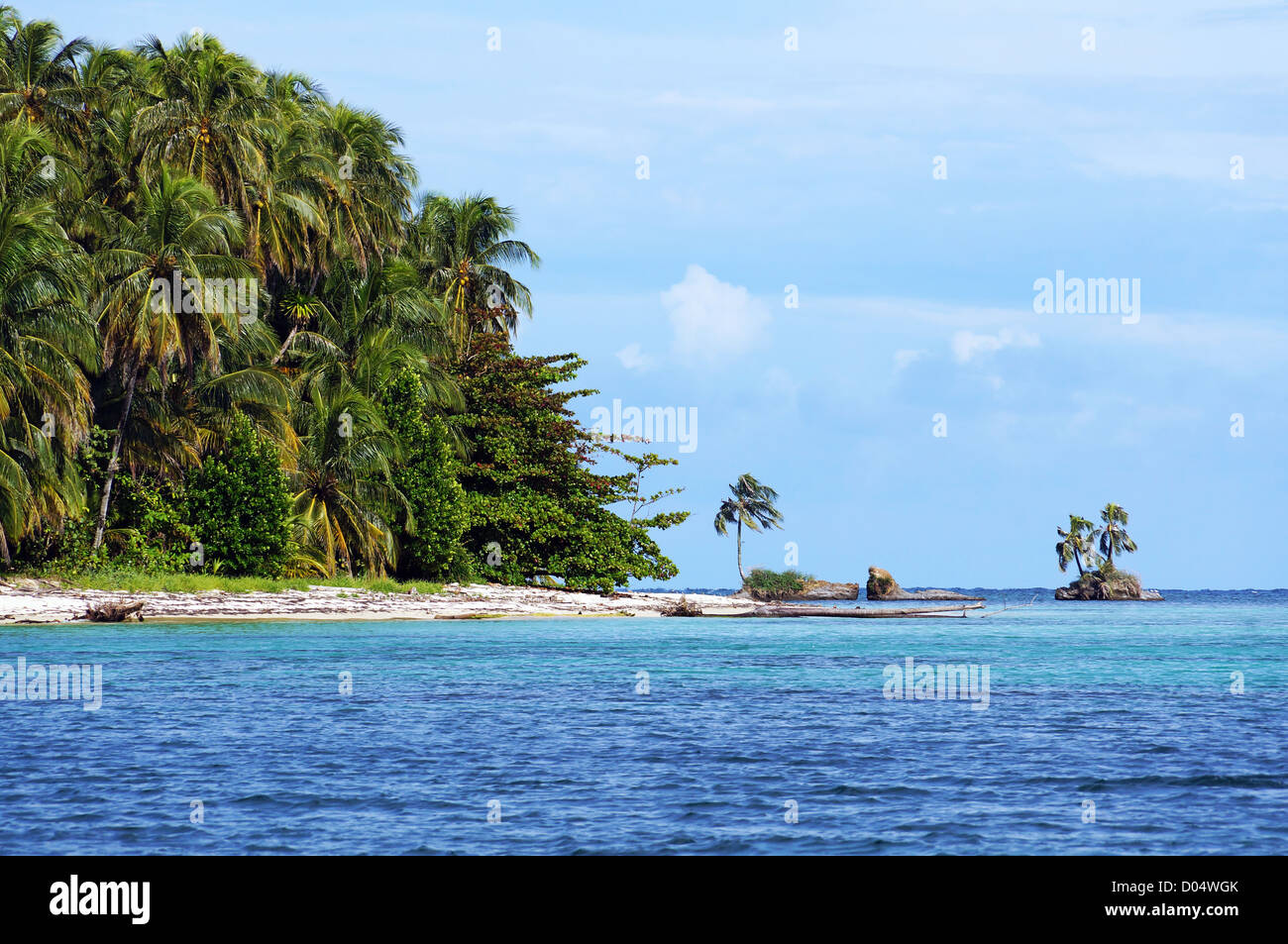 Playa con hermosa vegetación en zapatillas claves, dos islas situadas en el archipiélago de Bocas del Toro, mar Caribe, Panamá Foto de stock