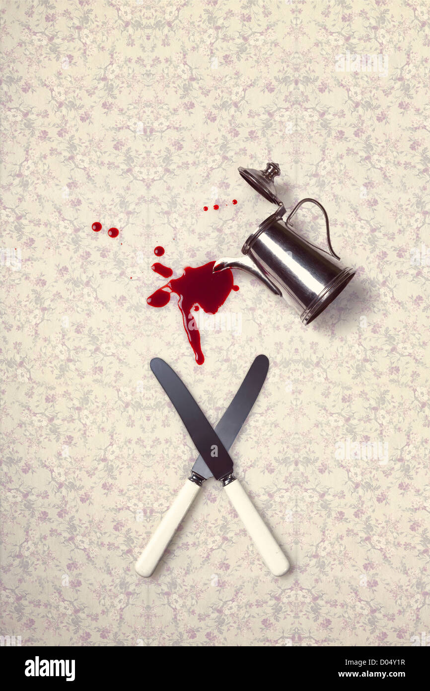 Dos cuchillos y una cafetera que está derramando sangre sobre un mantel vintage Foto de stock