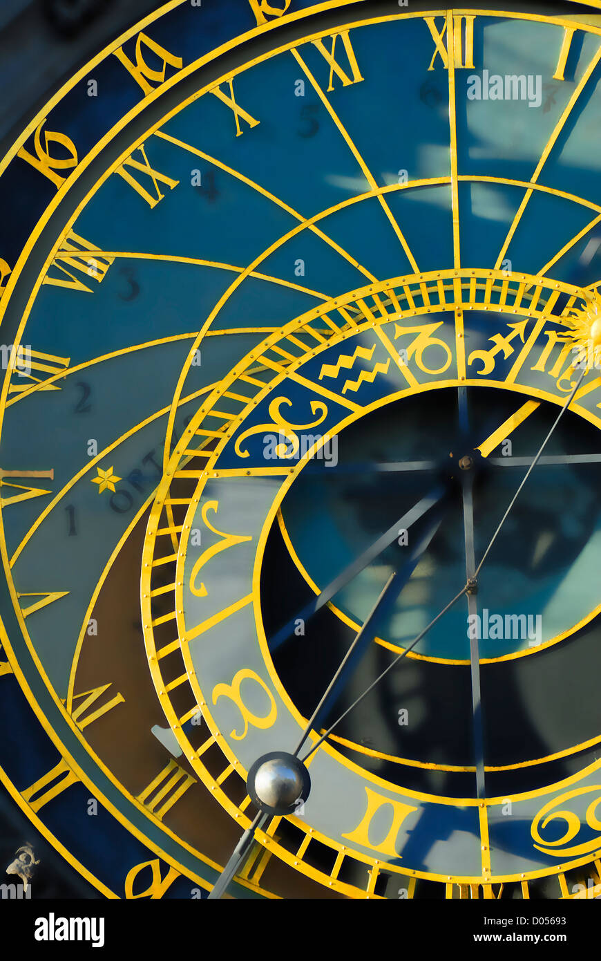 Praga, República Checa. / Reloj Astronómico Orloj, Ayuntamiento, Plaza de la Ciudad Vieja. Manipulado digitalmente Foto de stock