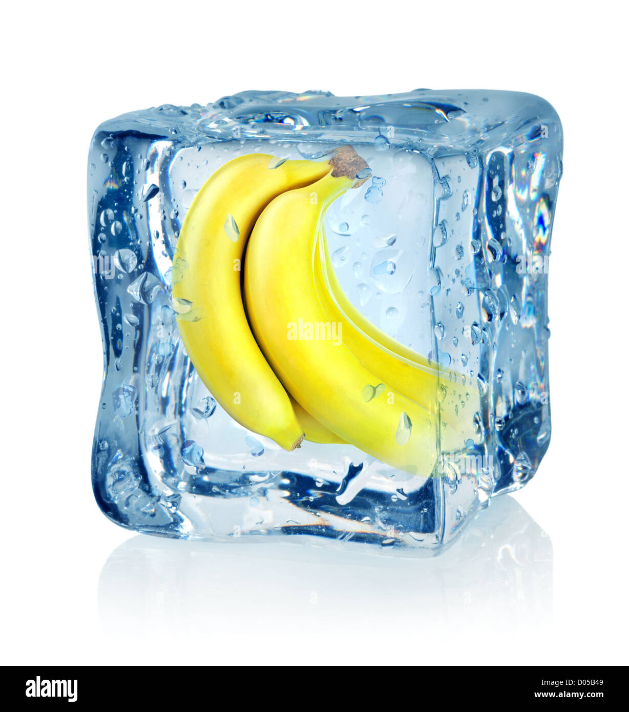 Ice Cube y banana aislado sobre un fondo blanco. Foto de stock