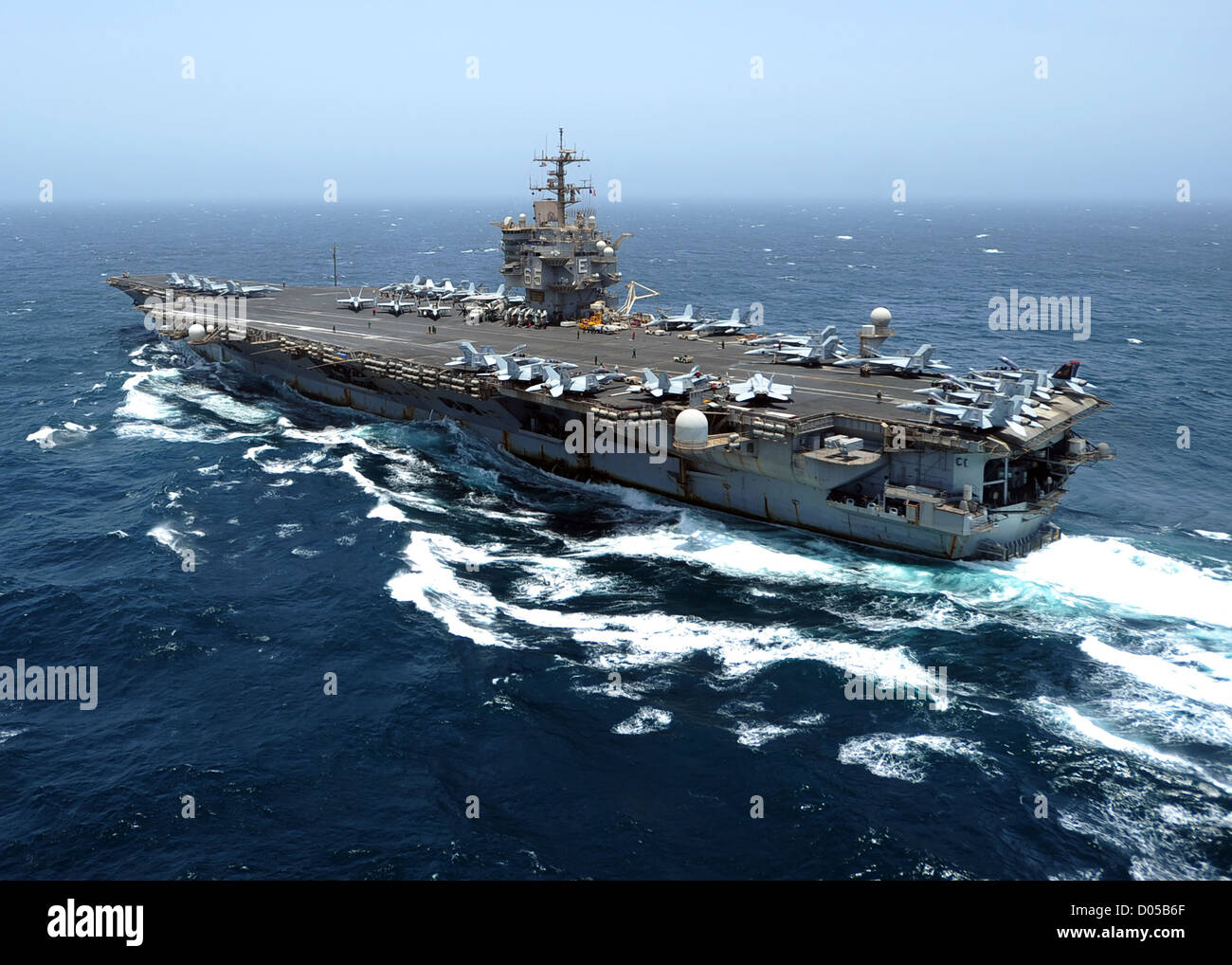 El portaaviones USS Enterprise transita por el Mar Arábigo, el 2 de agosto de 2012. Foto de stock