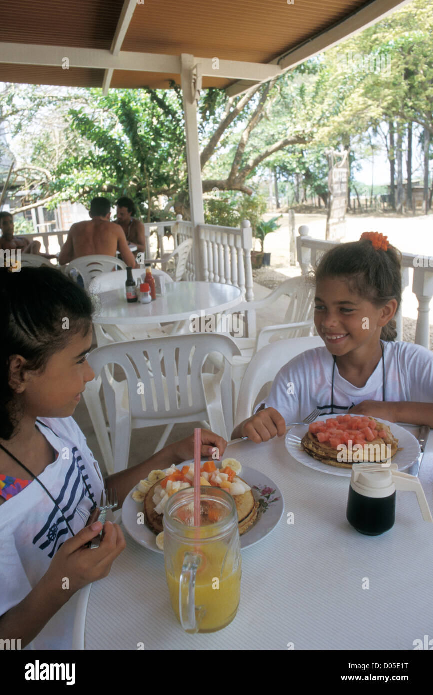 Dos Ninas Con Fruta Fresca De Desayuno En El Restaurante Tamarindo Guanacaste Costa Rica Fotografia De Stock Alamy