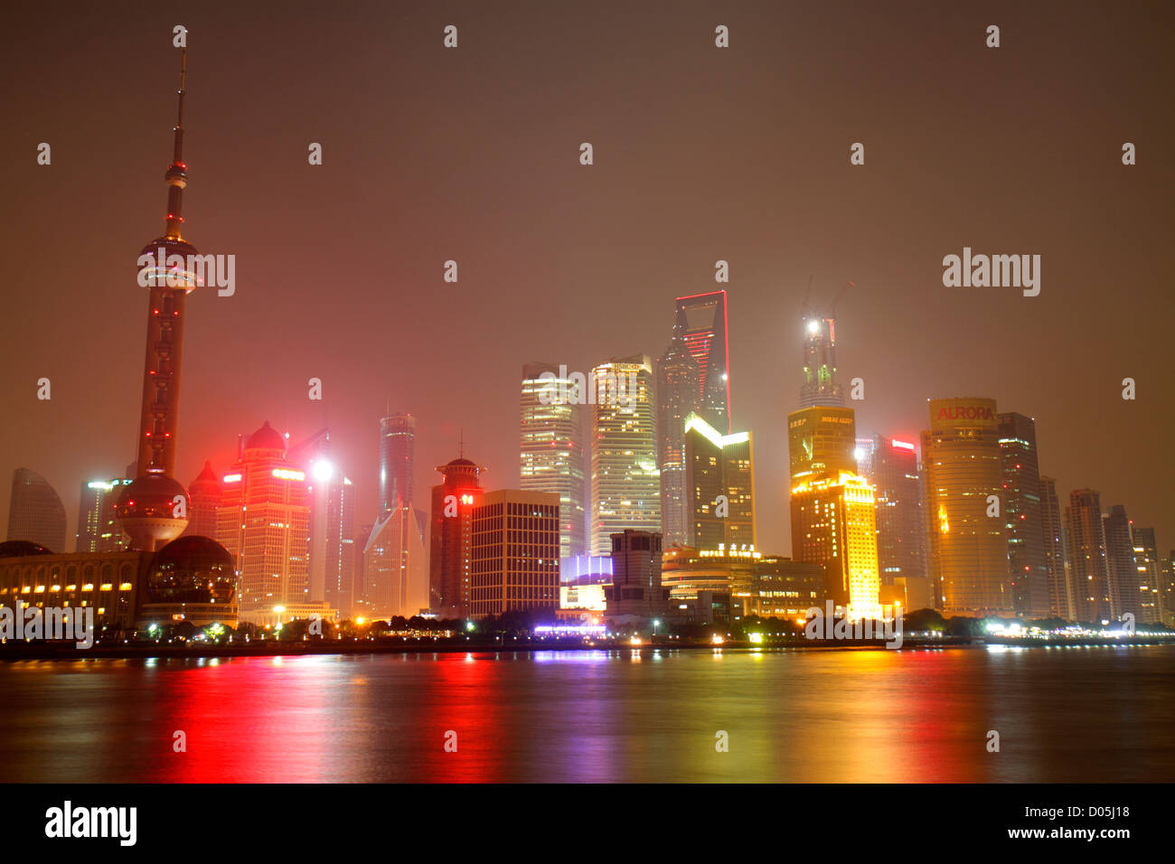 Shanghai China, el distrito chino de Huangpu, el Bund, la calle Zhongshan, el río Huangpu, el distrito financiero de Pudong Lujiazui, el horizonte, la torre Perla oriental, Shanghai Foto de stock