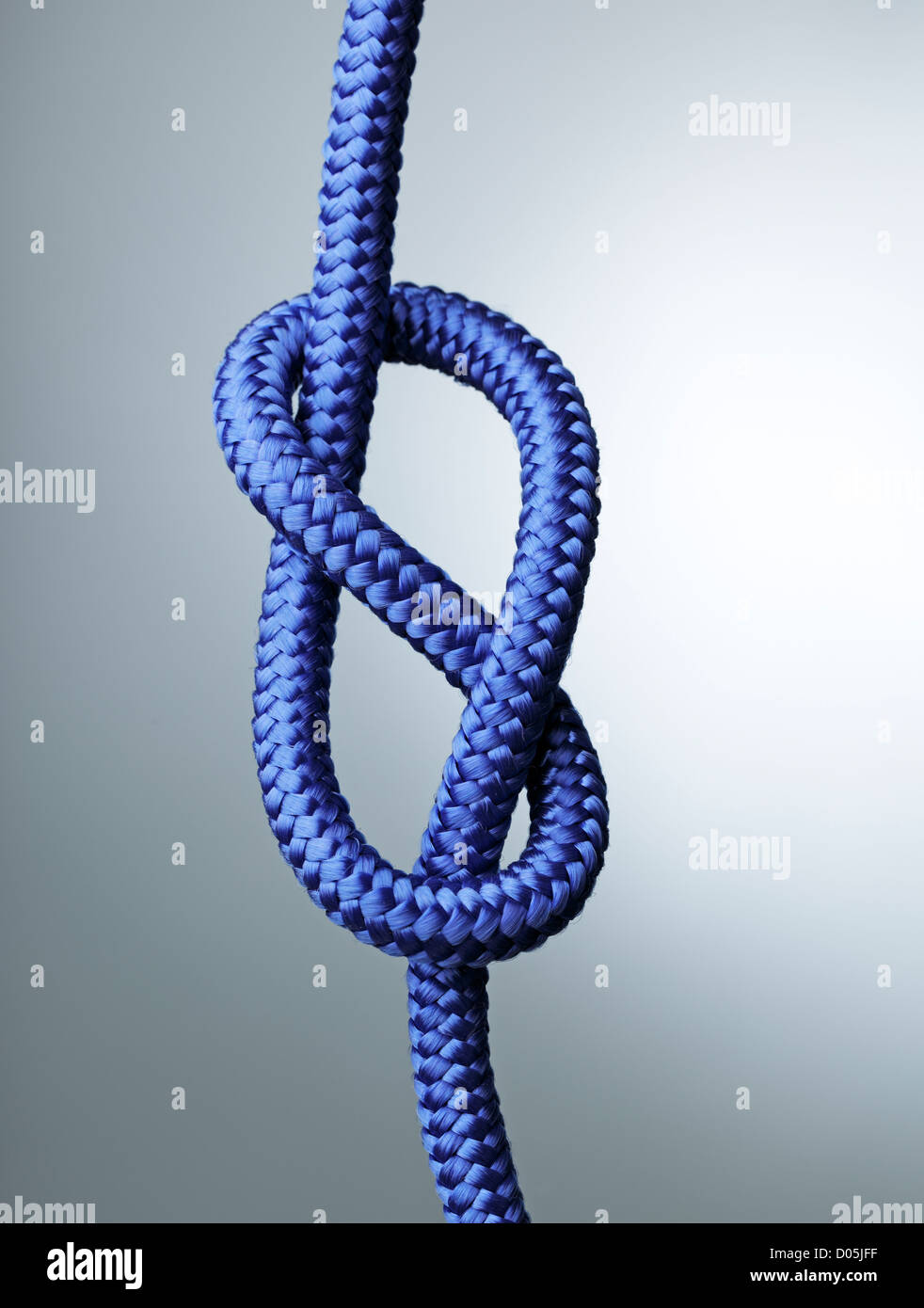 Cuerda azul con figura de ocho nudo de tope. Foto de stock