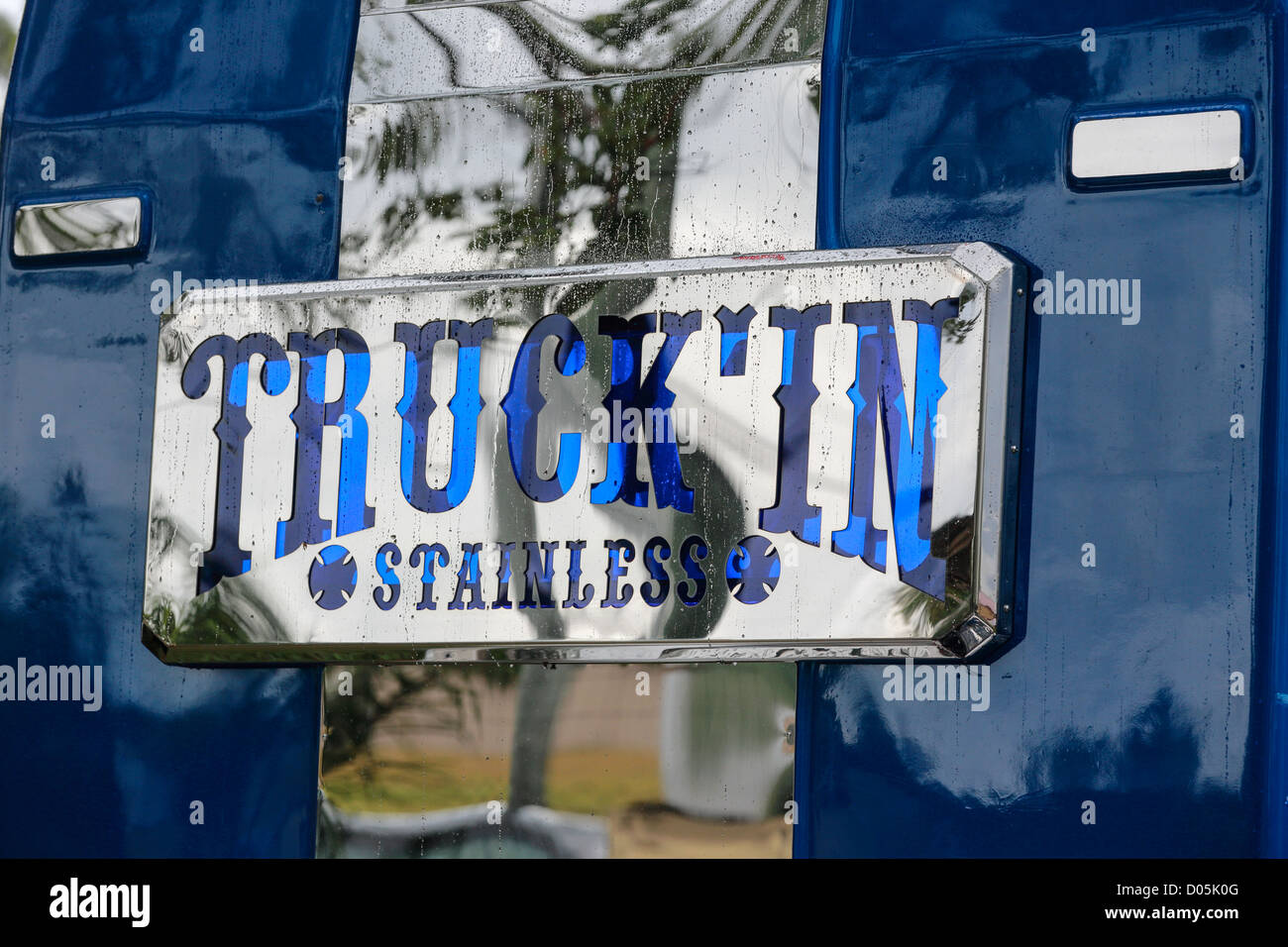 Transporte pesado camión decorado con accesorios de acero inoxidable  altamente pulido y elegantes etiquetas en pantalla en el Gold Coast Mostrar  Fotografía de stock - Alamy