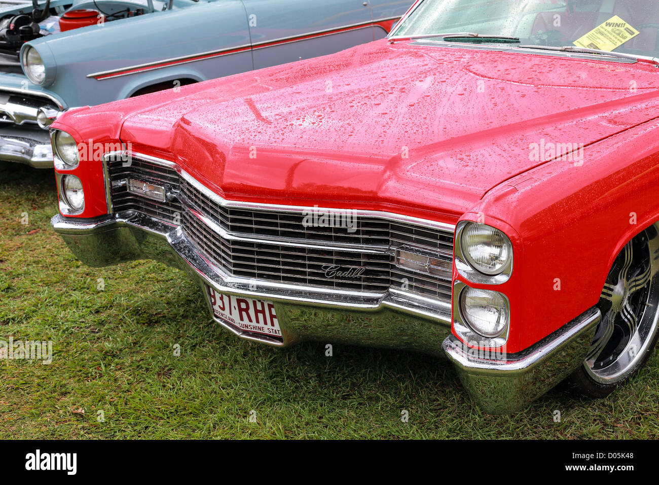 Parrilla delantera del motor Cadillac de vintage en rojo en un día lluvioso  en la Gold Coast Car Show Fotografía de stock - Alamy