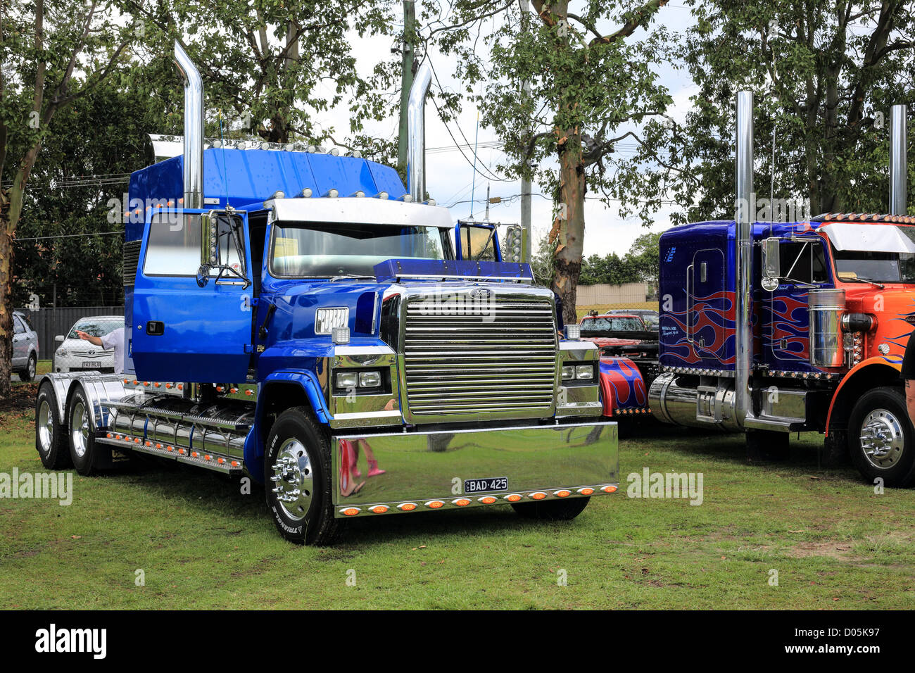 Transporte pesado camión decorado con accesorios de acero inoxidable altamente pulido y elegantes etiquetas en pantalla en el Gold Coast Mostrar Foto de stock