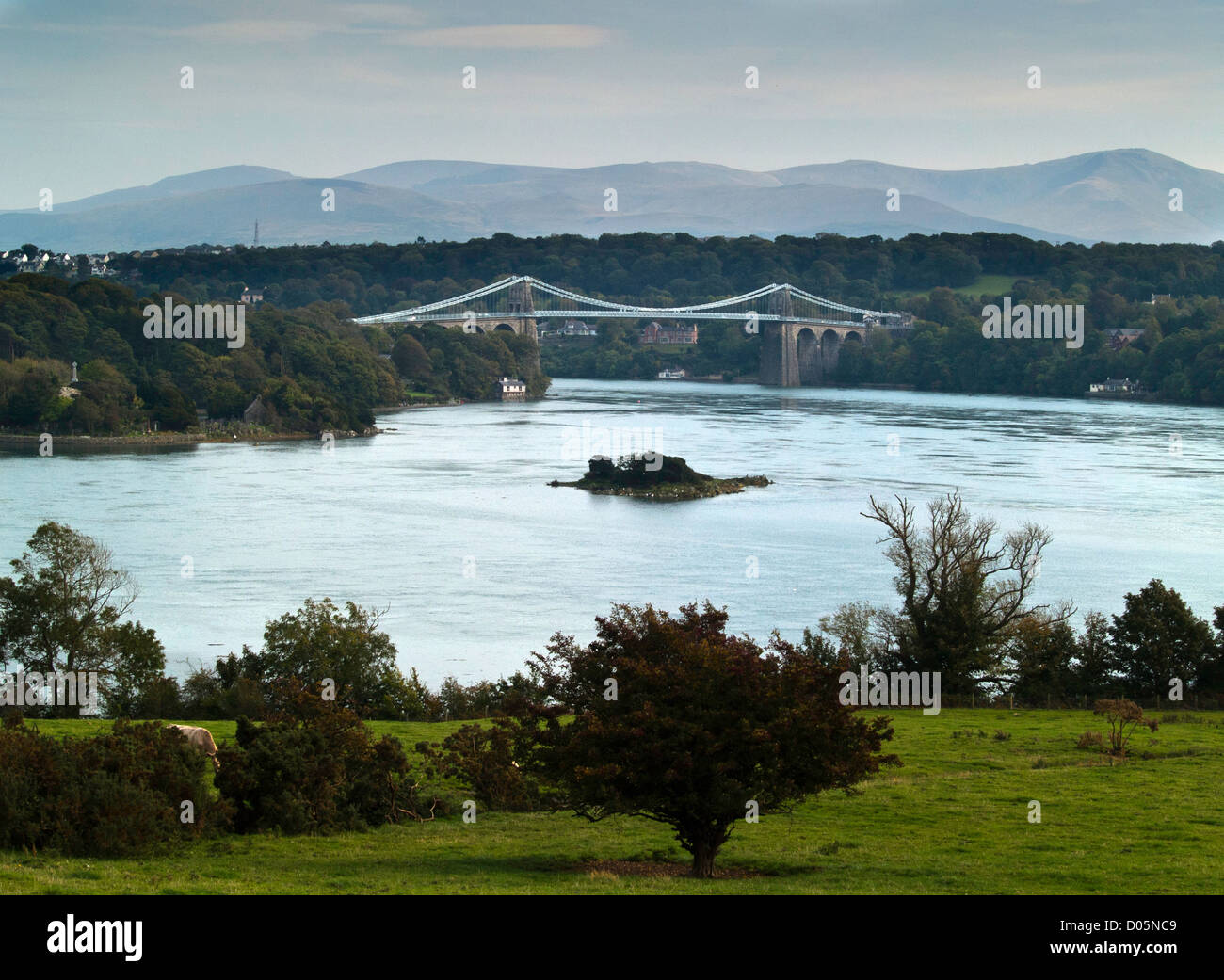 Original puente sobre el estrecho de Menai entre Anglesey e Inglaterra Foto de stock