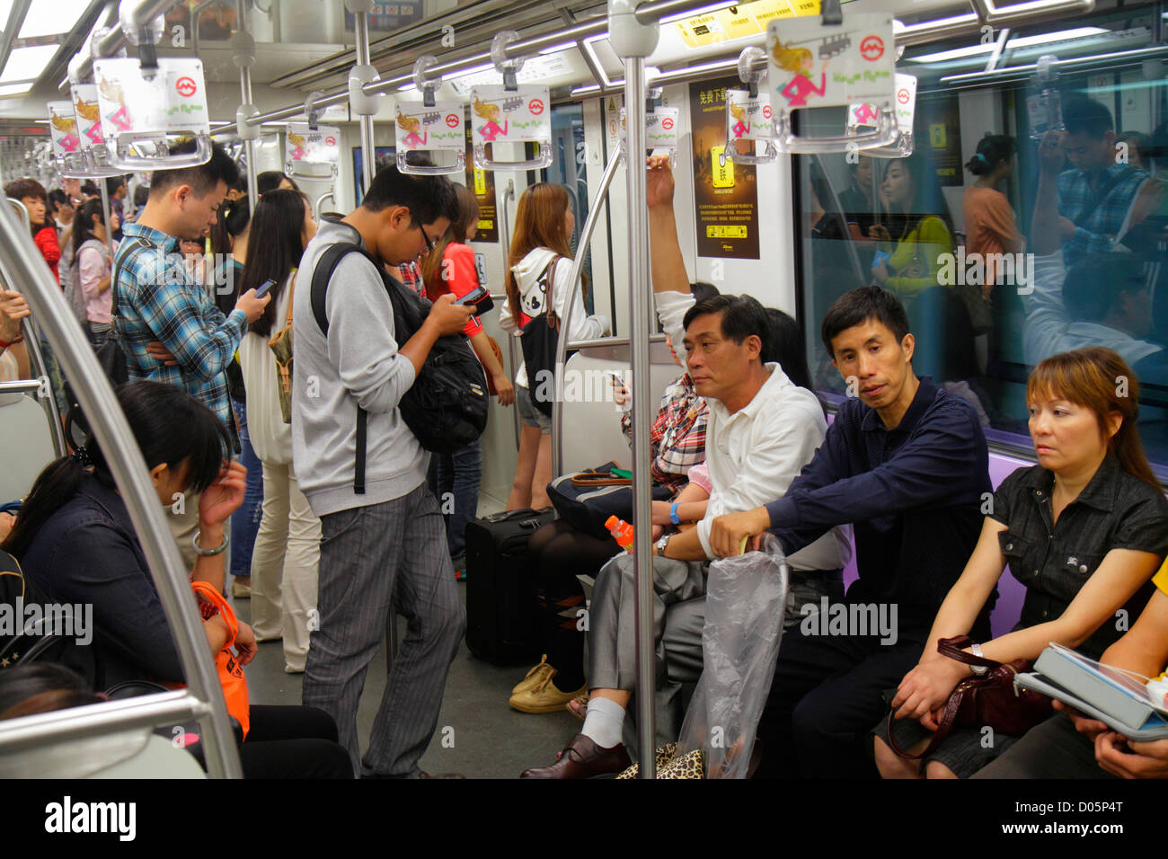 Shanghai China,Distrito chino Huangpu,Calle East Nanjing,Estación de metro,metro,tren,tren,Semana Dorada del Día Nacional,pasajeros jinetes, Foto de stock