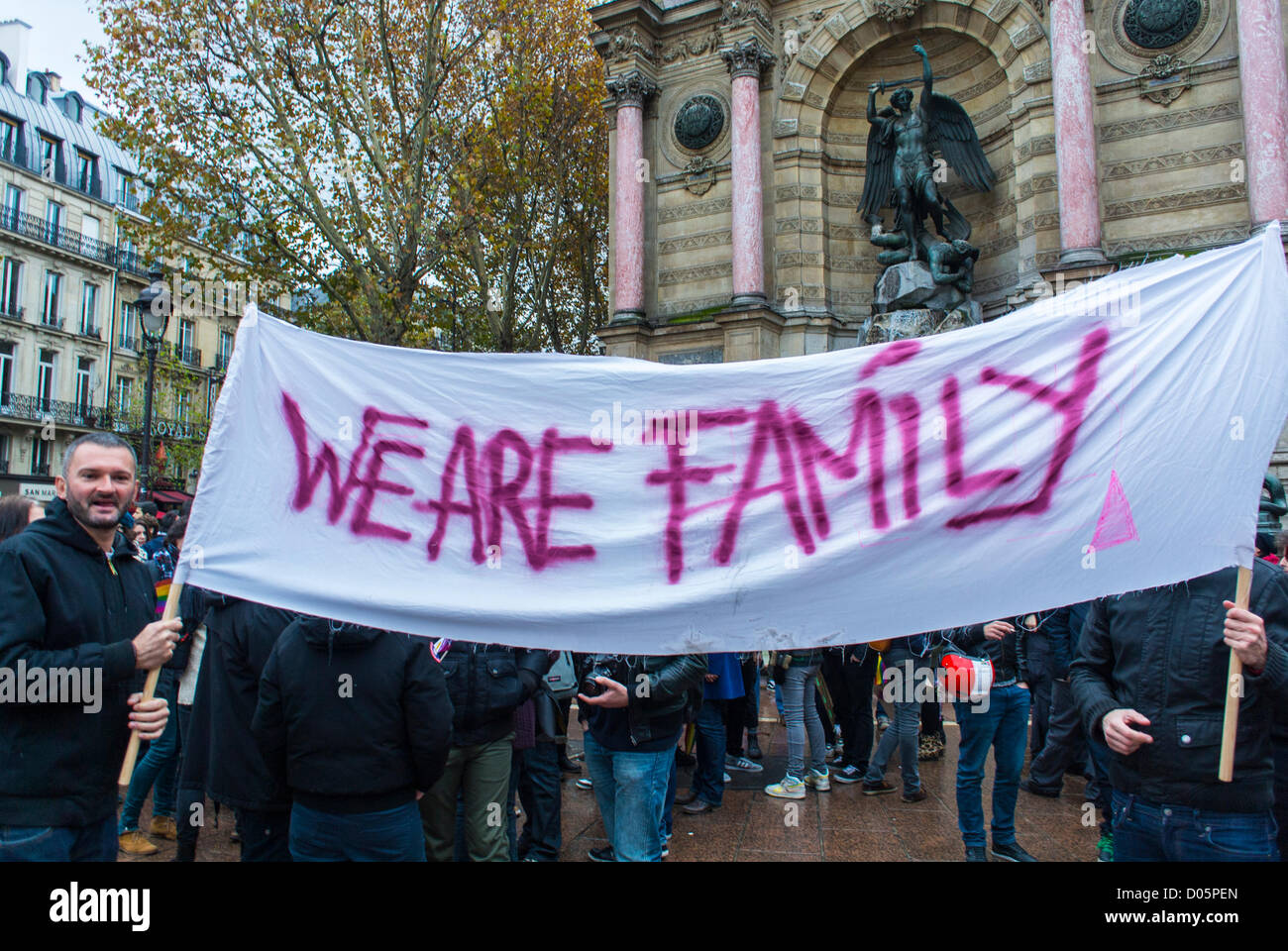 París, Francia, Adolescentes sosteniendo Banderas de Protesta Gay, 'Somos Familia' en Pro Gay Marriage, protestando por Activismo de Protesta LGTB francés, Rally de Igualdad Matrimonial, Banderas de los manifestantes, Protesta GAY familiar Foto de stock