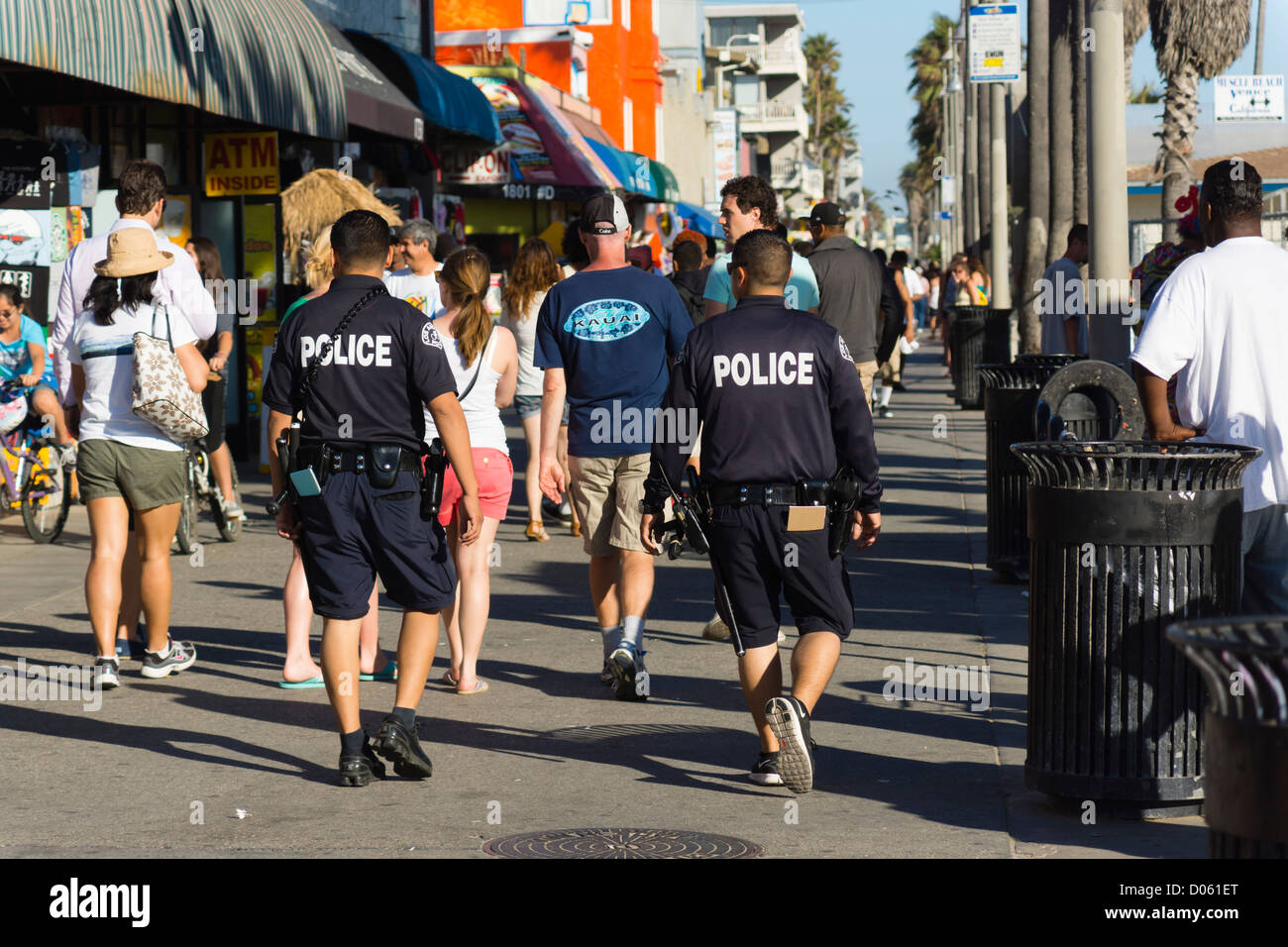 Venice Beach, Los Ángeles, California - El balneario de Playa paseo  marítimo y ciclo-ruta de monopatín. En las patrullas de la policía vestidos  de corto Fotografía de stock - Alamy