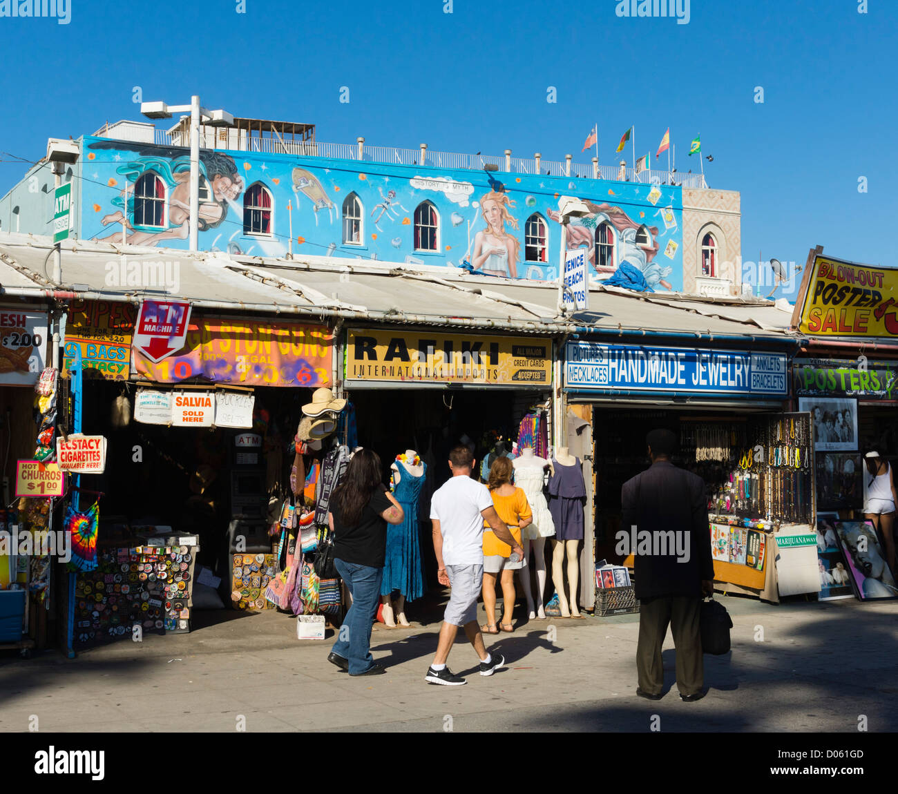 Venice Beach, Los Ángeles, California Seaside Resort - tiendas, incluyendo tiendas de alto consumo legal. Foto de stock