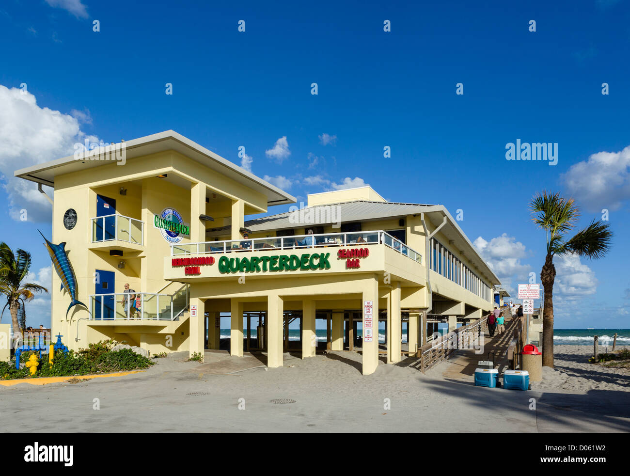 El bar y restaurante Quarterdeck en Dania Beach Pier, cerca de Fort Lauderdale, Broward County, Gold Coast, Florida, EE.UU. Foto de stock