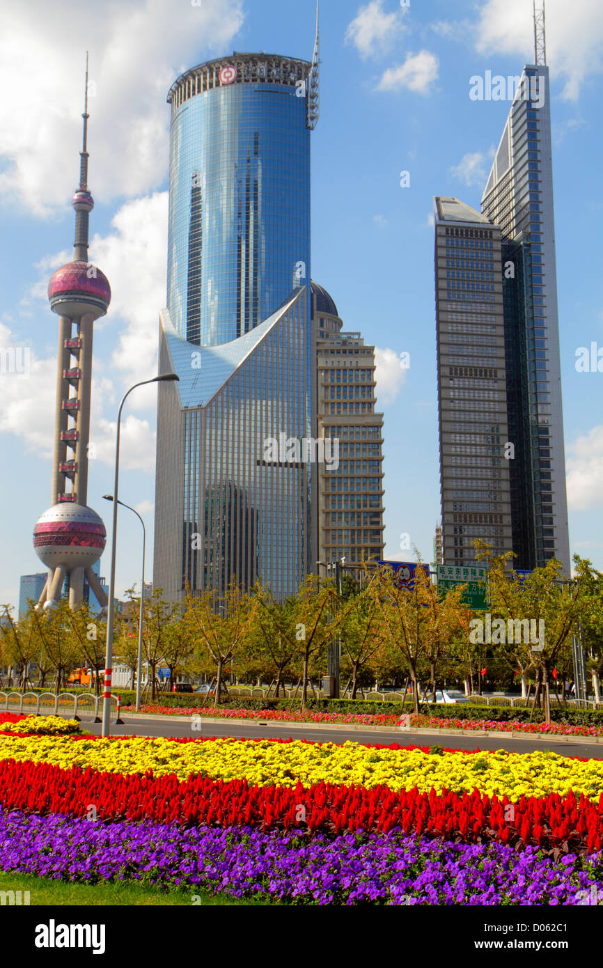 Shanghai China, el distrito financiero chino Pudong Lujiazui, Century Avenue, Central Green Space, Groenlandia, flor, Oriental Pearl Tower, Bocom Financial Tow Foto de stock