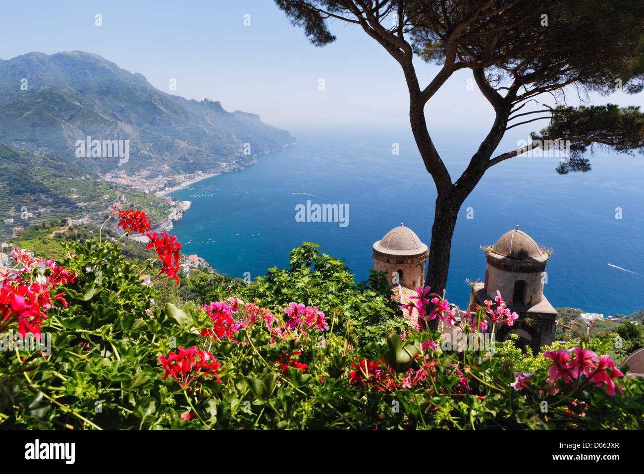 Vista escénica de la costa de Amalfi en Ravello, Campania, Italia Foto de stock