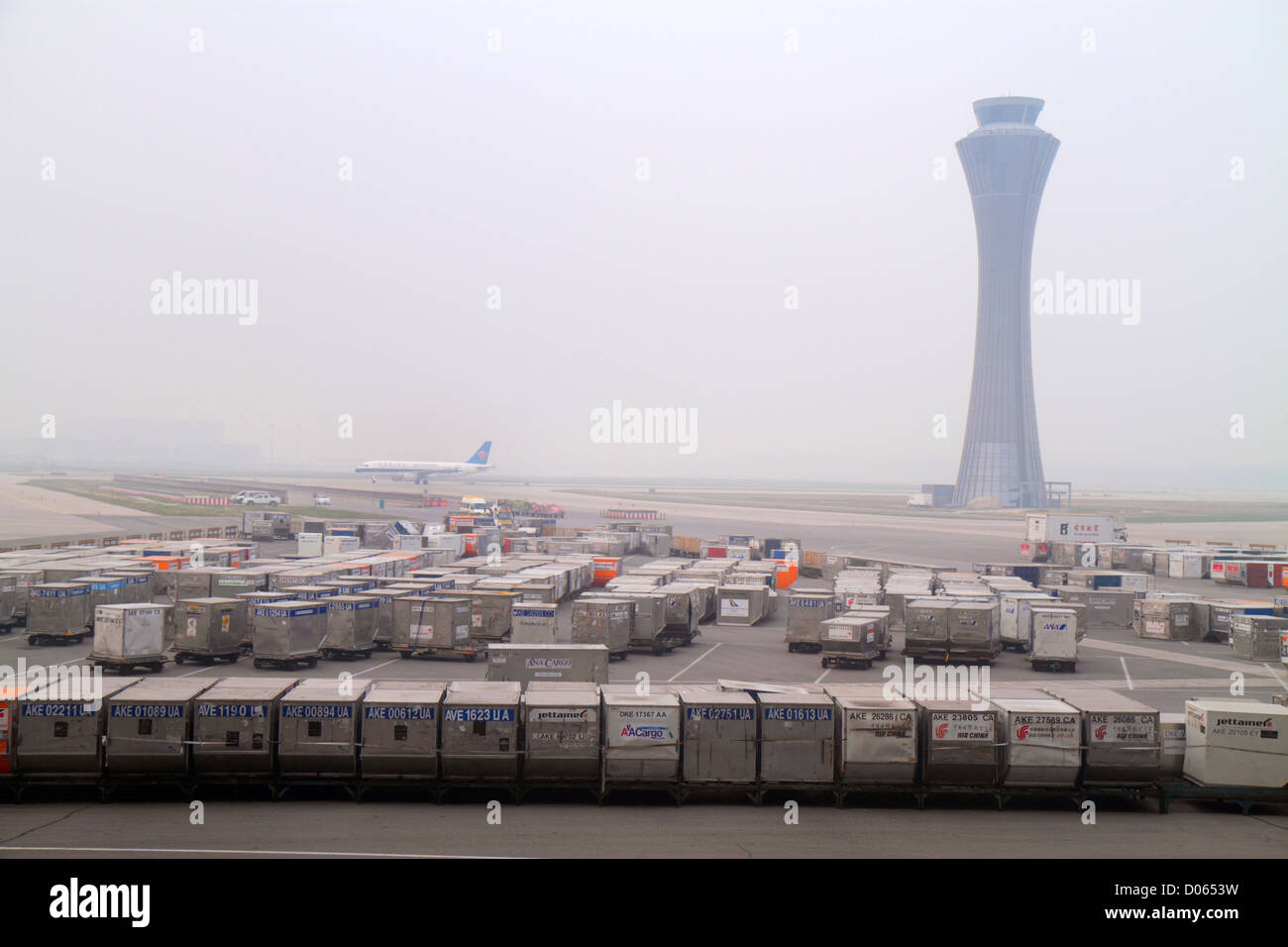 China,Asia,Extremo Oriente,Beijing,Beijing Capital International Airport,PEK,terminal,puerta,asfalto,avión avión avión avión comercial, smog, Foto de stock