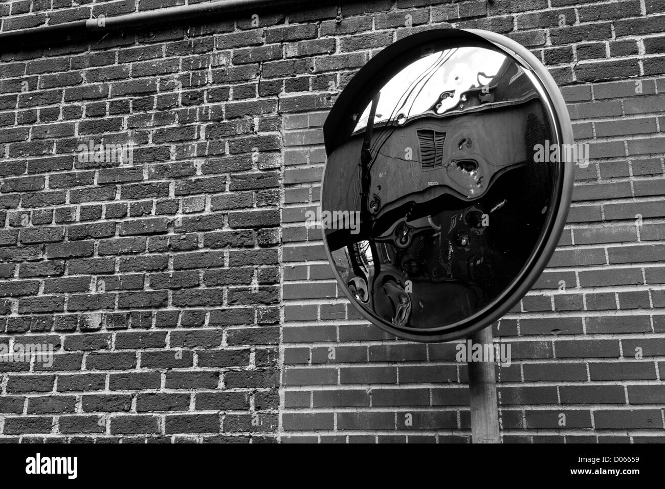 Gran angular de seguridad espejo montado en la pared a una intersección ciega Foto de stock