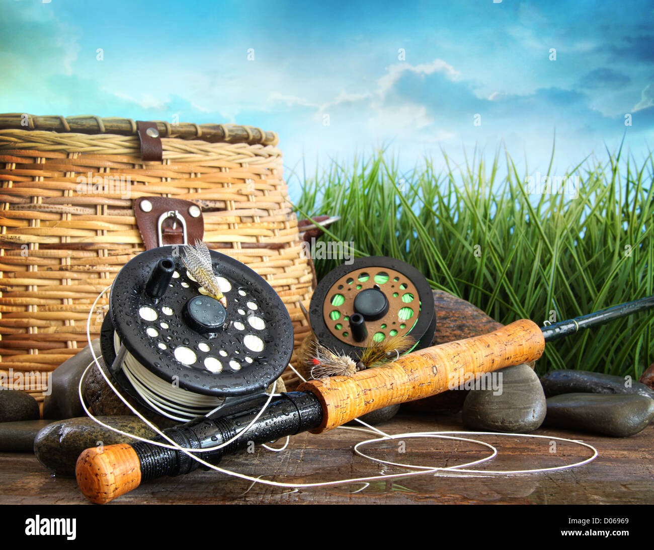 Acercamiento de equipo de pesca con mosca y la cesta Fotografía de stock -  Alamy