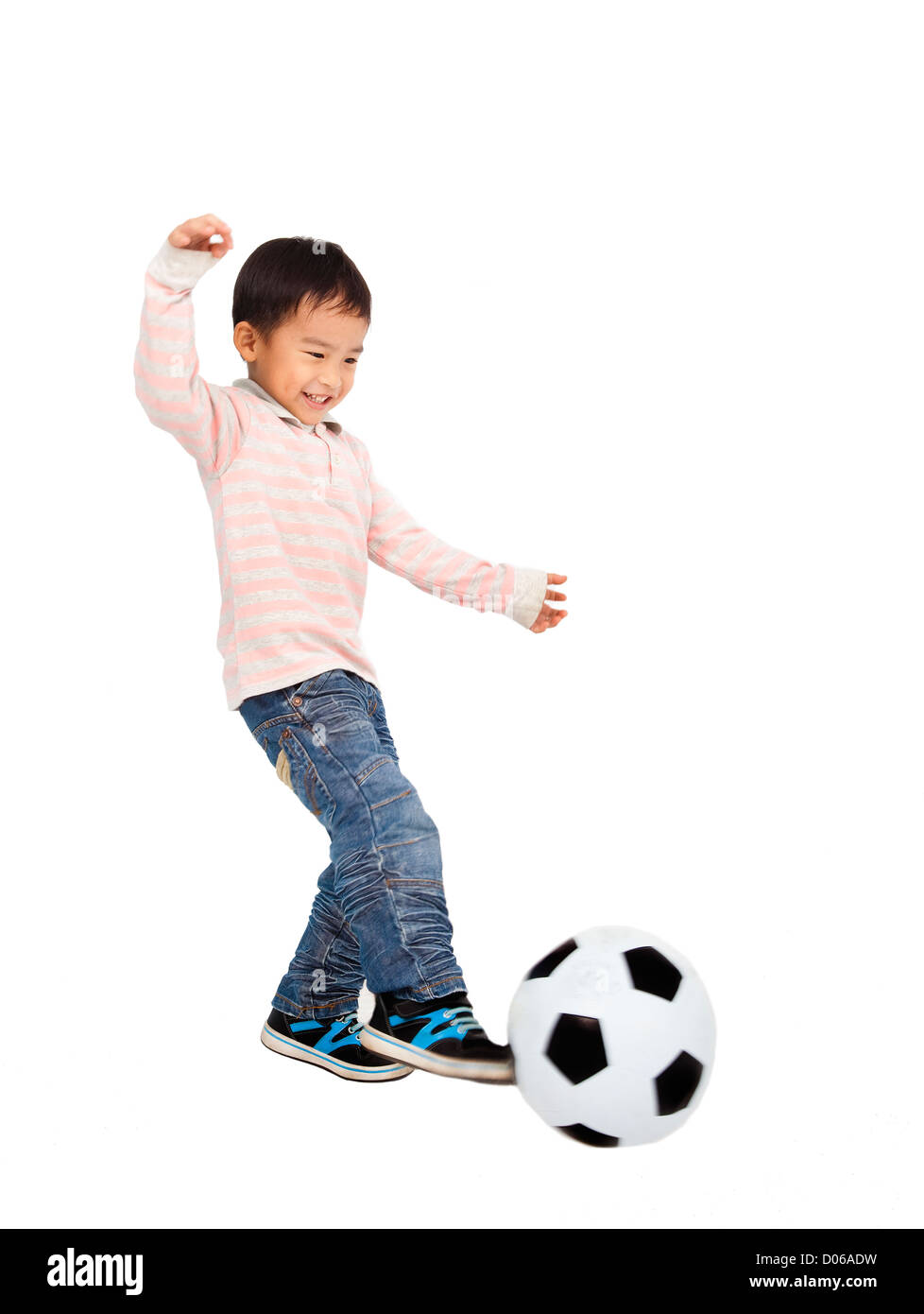 Chinese child playing soccer fotografías e imágenes de alta resolución -  Alamy