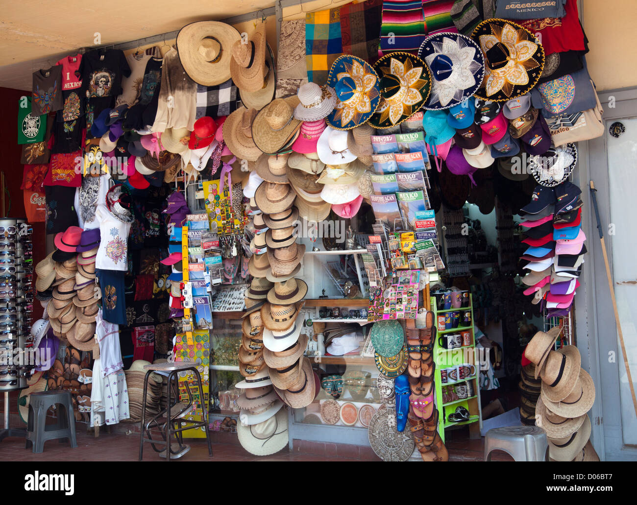Tienda de regalos de Teotihuacán en México Fotografía de stock - Alamy