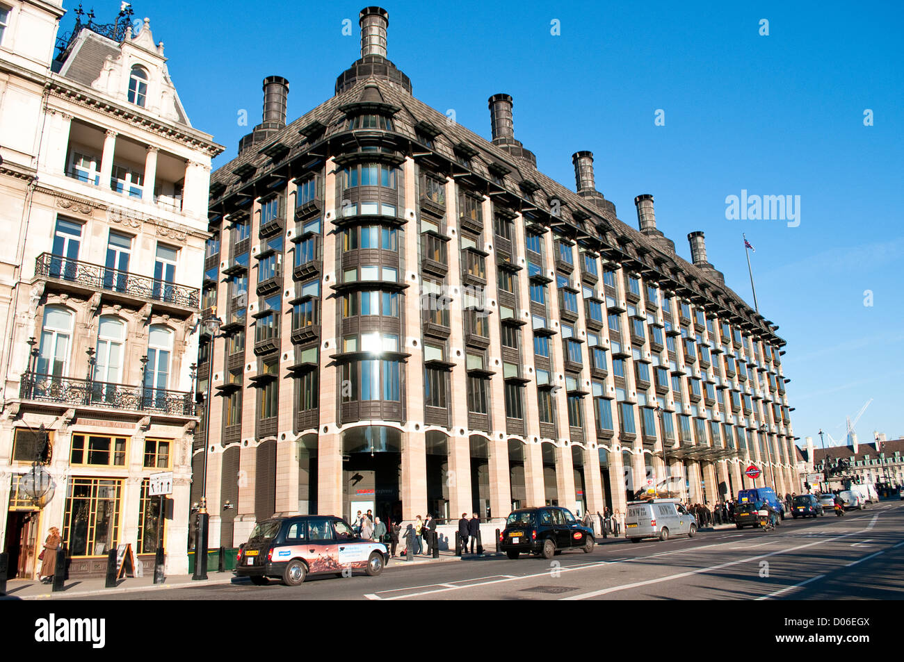 Portcullis House, frente al Big Ben y las Casas del Parlamento, London, UK Foto de stock