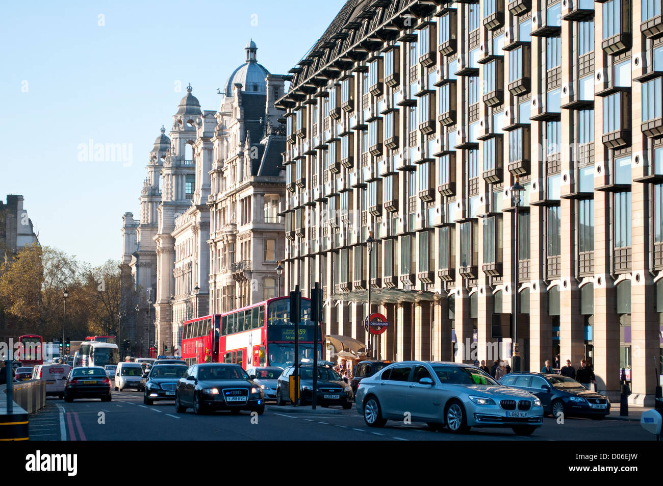 Portcullis House, frente al Big Ben y las Casas del Parlamento, London, UK Foto de stock