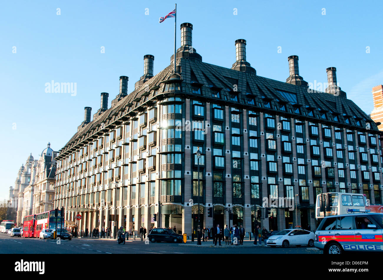 Portcullis House, frente al Big Ben y las Casas del Parlamento, London, UK Foto de stock