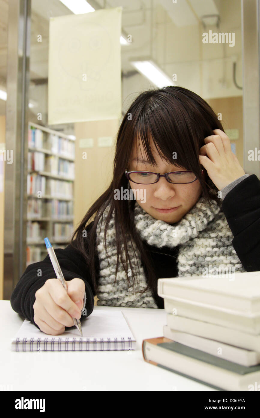 Estudiante de la universidad de Asia en la biblioteca Foto de stock