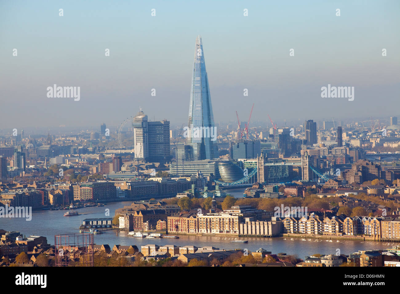 Vista hacia el oeste a lo largo del río Támesis, a través de la Shard building, Londres Desde Canary Wharf, London, England, Reino Unido Foto de stock