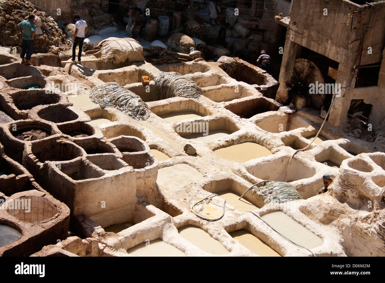 Tinas con forma de panal en Fez curtiduría. Foto de stock