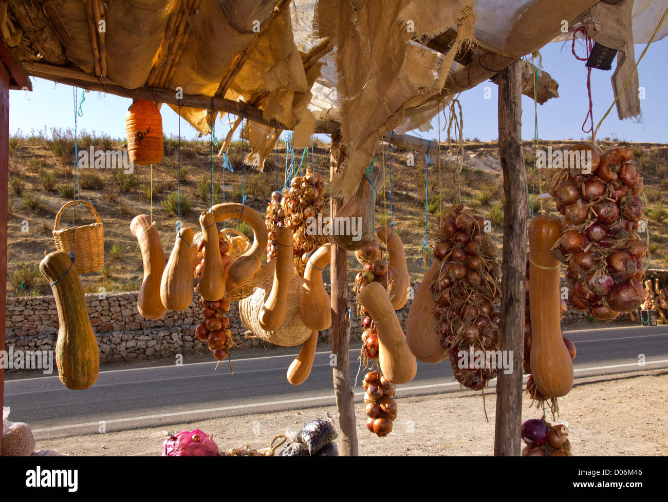 Calabazas y cebollas colgando para la venta en Marruecos. Foto de stock