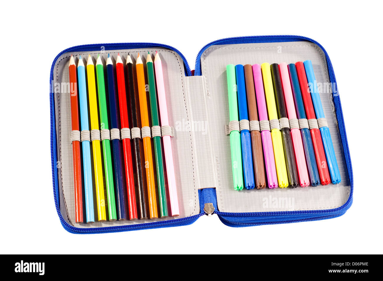 Estuche lleno de rotulador de punta de plumas y lápices de colores  Fotografía de stock - Alamy