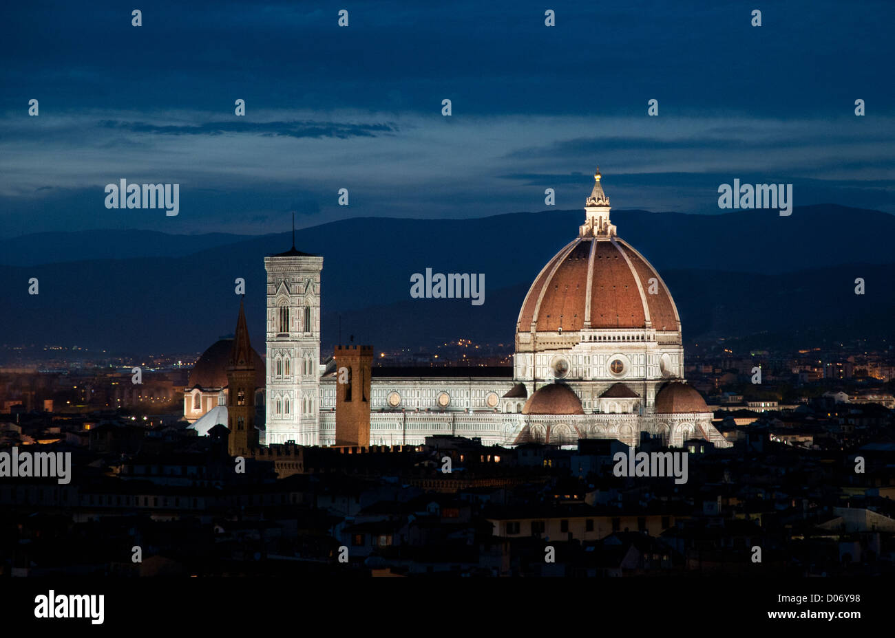 La Catedral de Florencia Duomo de Santa Maria del Fiore iluminadas por la noche visto desde Piazzale Michelangelo Florence Firenze Italia Italia Foto de stock
