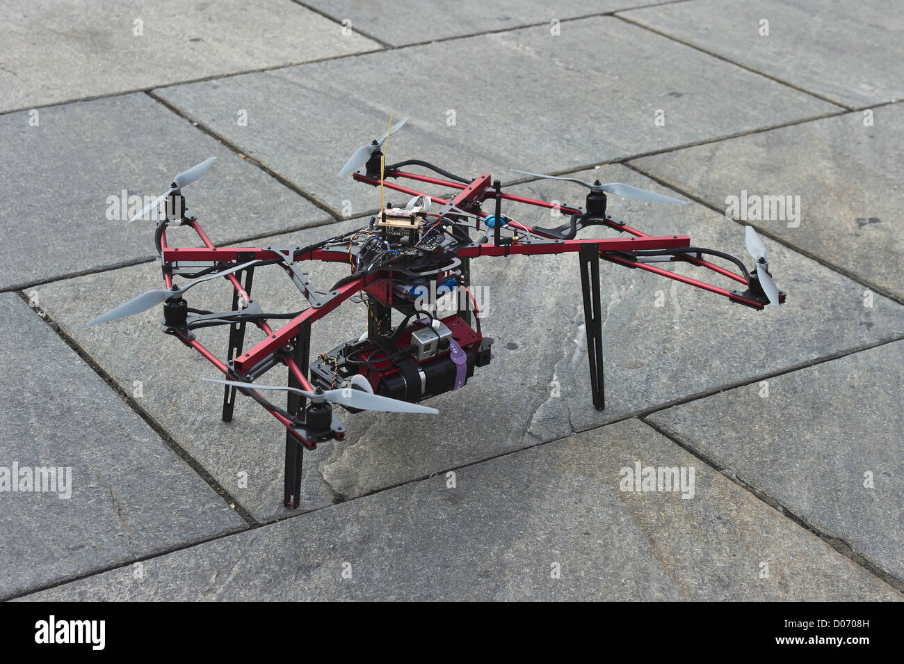 Un helicóptero controlado por radio para videos y fotografía aérea, maratón de Turín, Turín, Piamonte, Italia Foto de stock