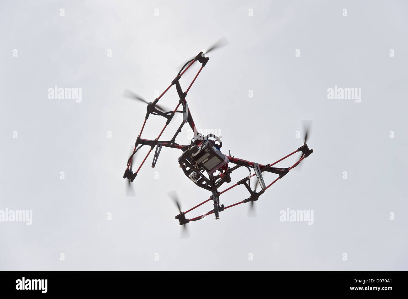 Un helicóptero controlado por radio para videos y fotografía aérea, maratón de Turín, Turín, Piamonte, Italia Foto de stock