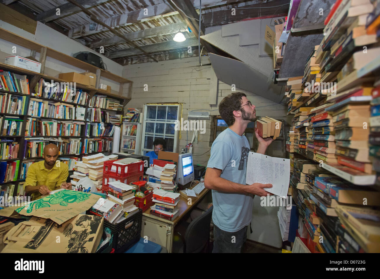 Voluntarios en Louisiana Libros 2 prisioneros seleccionar libros para enviar a los presos. Foto de stock
