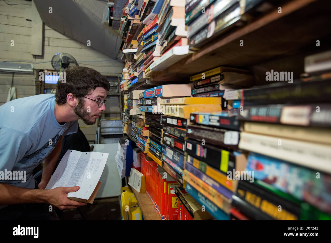 Voluntarios en Louisiana Libros 2 prisioneros seleccionar libros para enviar a los presos. Foto de stock