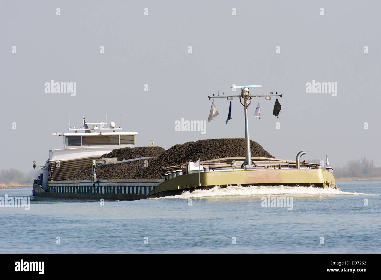 Gran buque de carga en el río holandés Foto de stock
