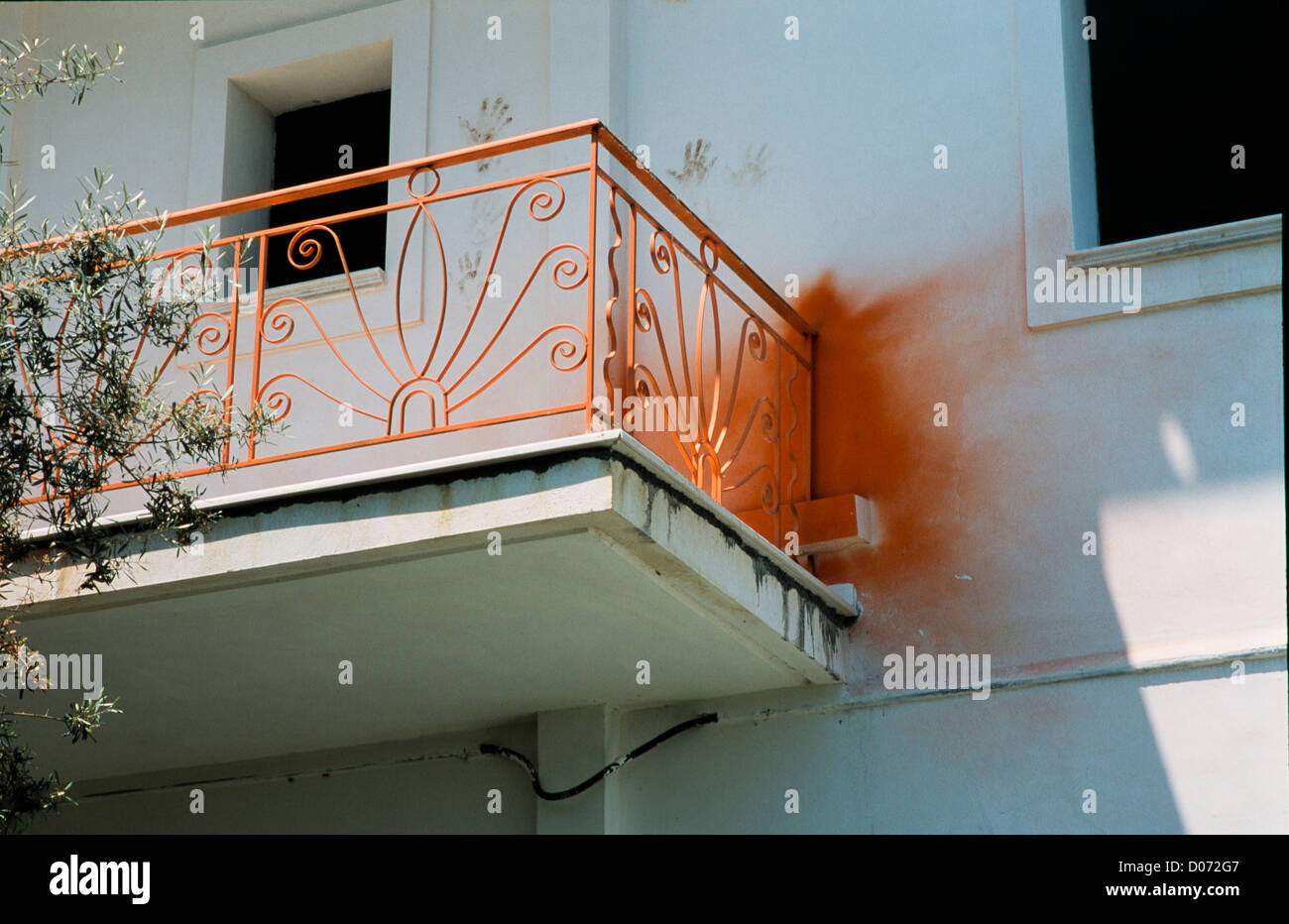Barandilla balcón que pintadas Fotografía de stock - Alamy