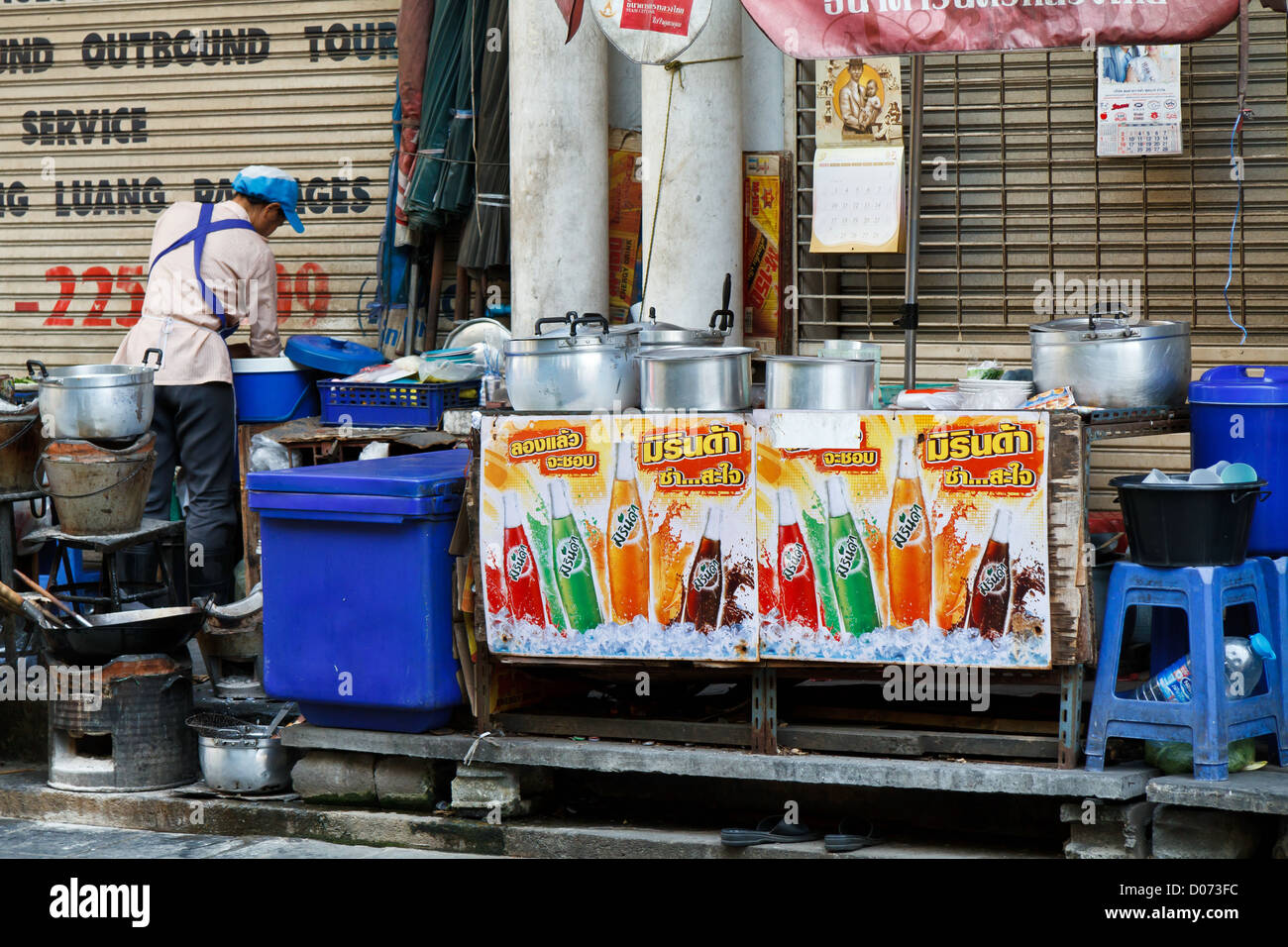 Venta de comida típica calle en Bangkok, Tailandia Foto de stock