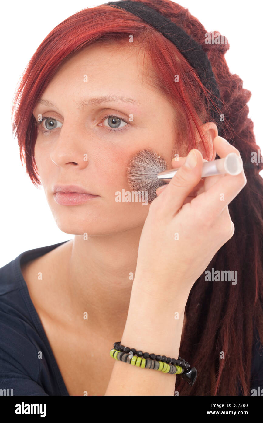 Atractiva mujer adulta joven aplicando blusher Foto de stock