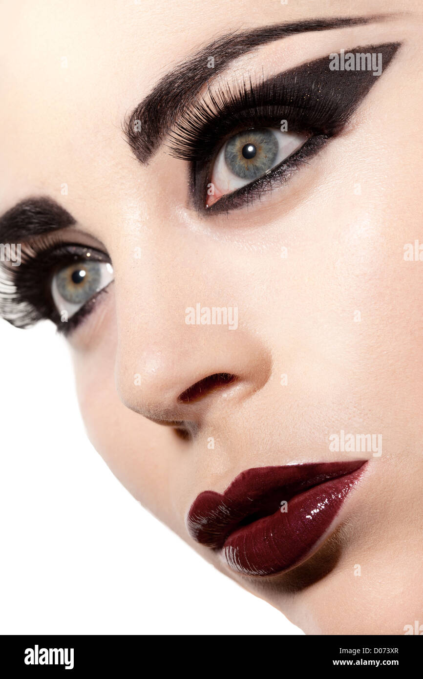 Headshoot de una mujer hermosa con ojos azules vistiendo un tenso negro  maquillaje y labios rojos Fotografía de stock - Alamy