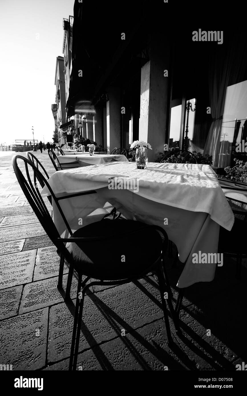 Pequeño restaurante en Venecia. Imagen en blanco y negro Foto de stock